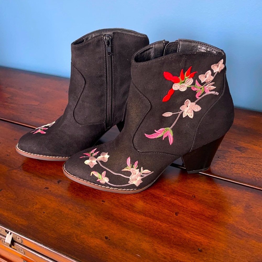 🤩Beautiful black suede hippie laundry ankle boots.  New without tags or box.